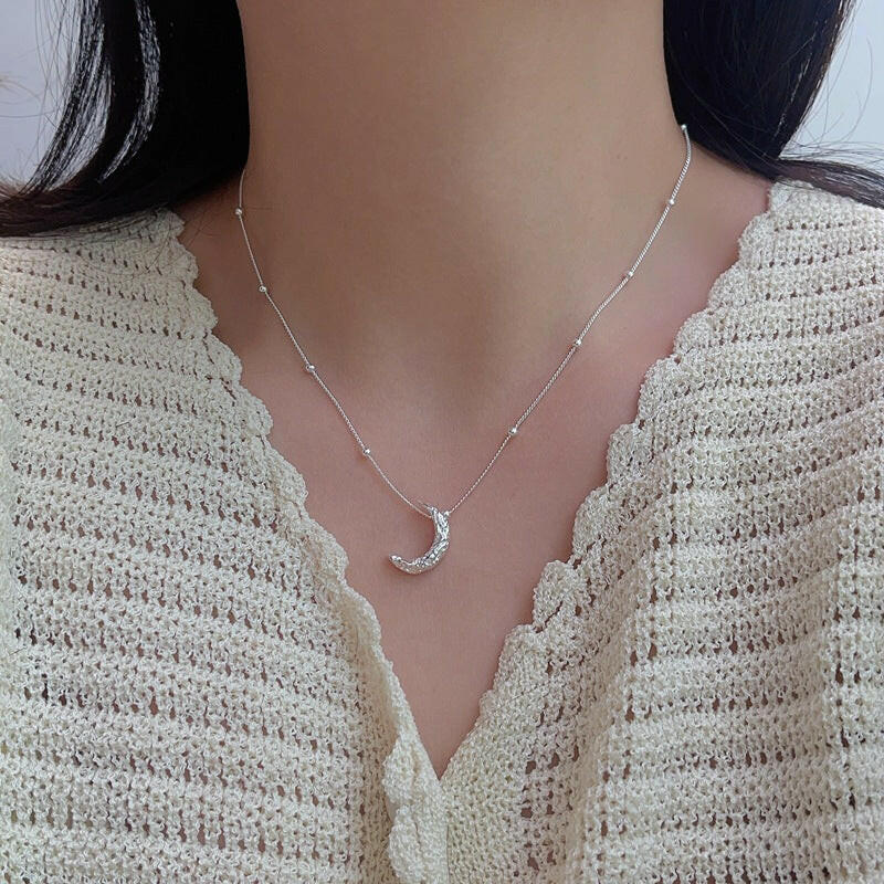 holding hengxin s925 sterling silver physical a sense of moon necklace female korean east gate ins tide cold air crescent clavicle chain