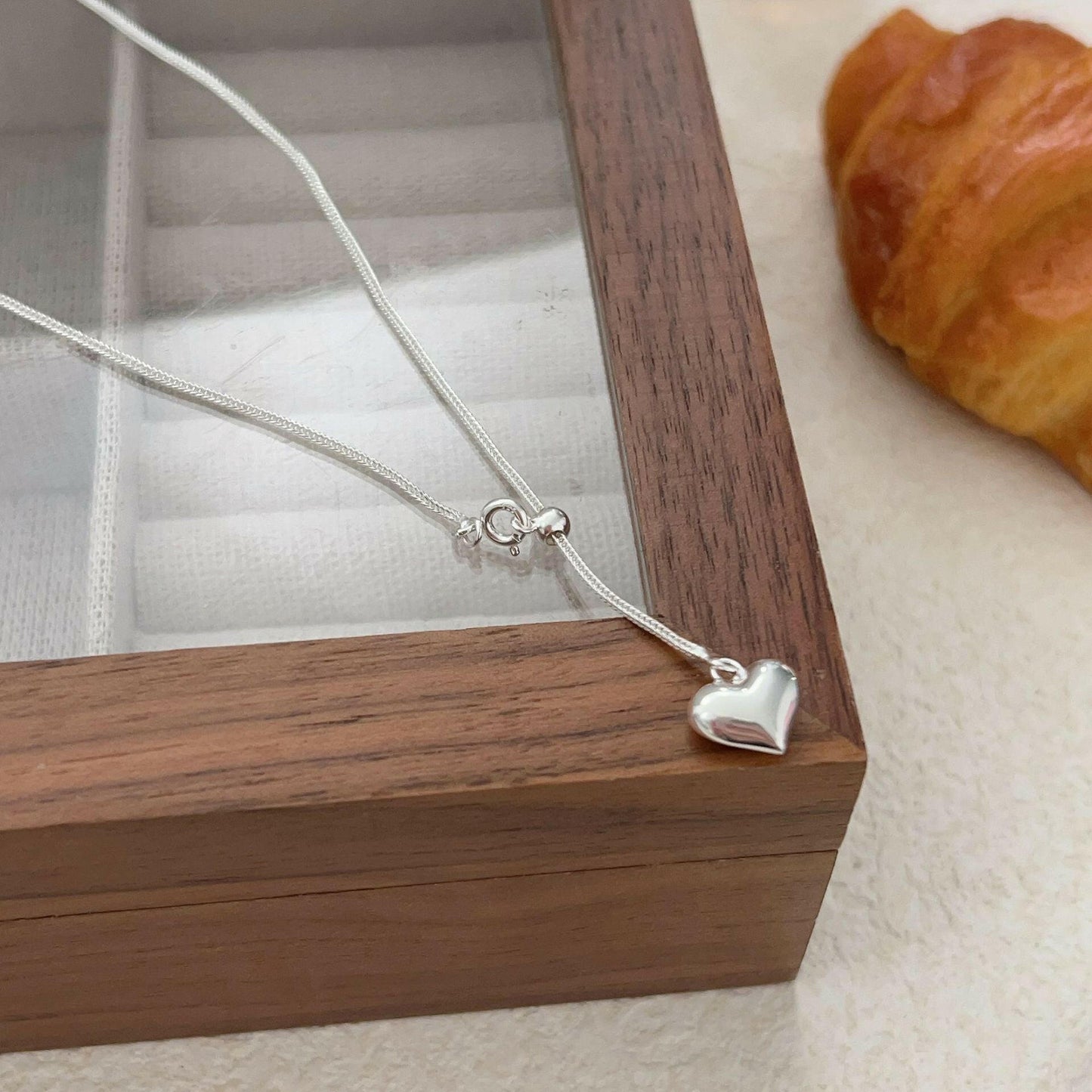 holding the heng s925 sterling silver love stretch necklace female niche design sensor clavicle chain 2024 korean version of the new tide