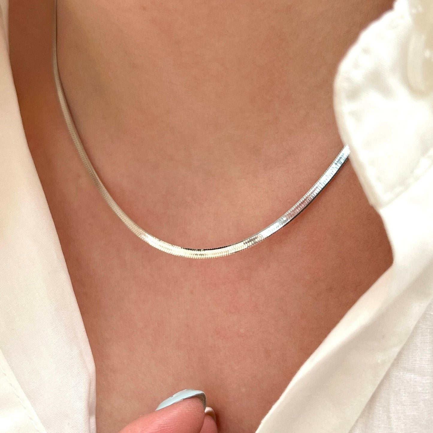 holding hengxin s925 sterling silver blade necklace womens italy 2024 new simple cold wind snake clavicals