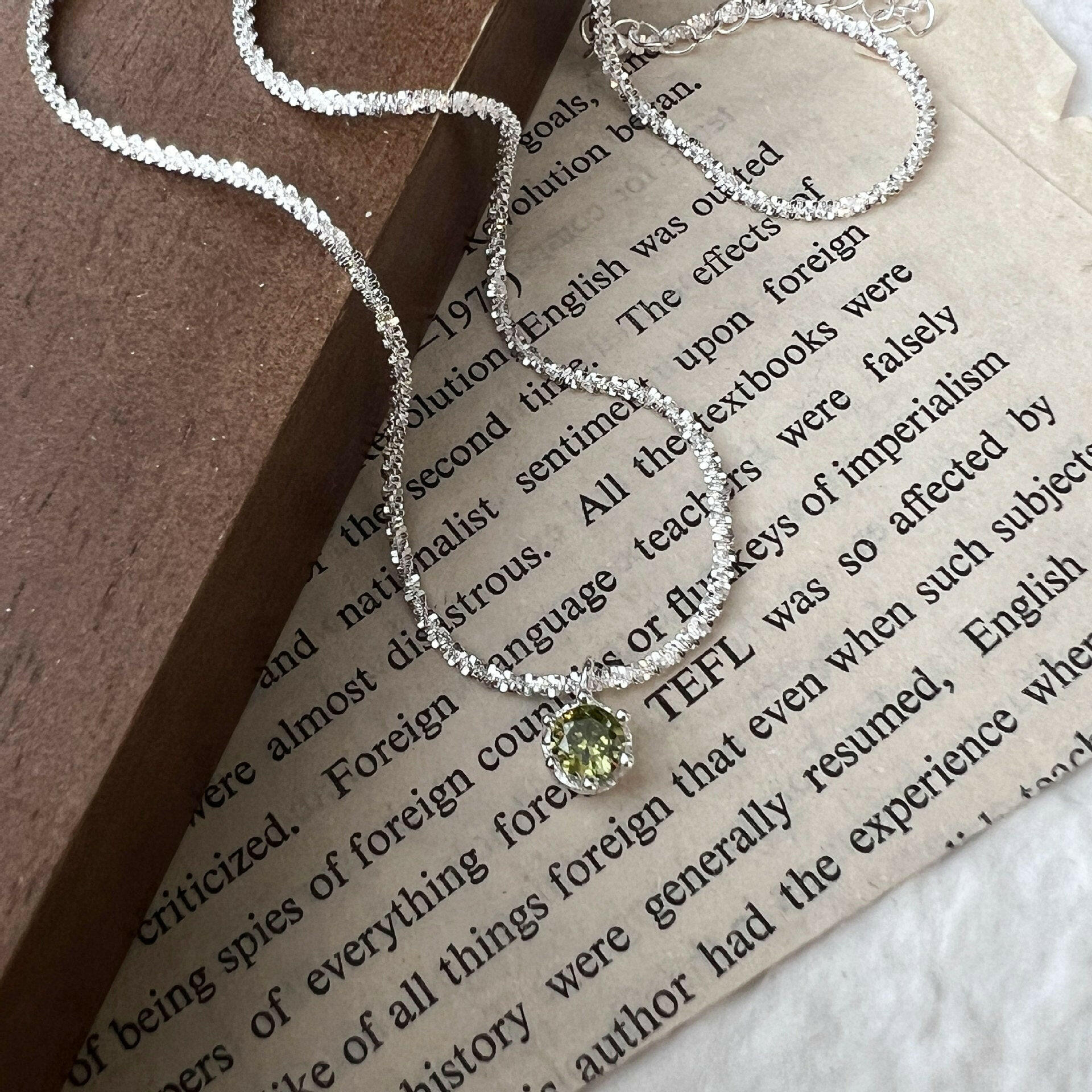 holding the constant s925 sterling silver grandmother green vermiculite sparkling necklace female light luxury high level high level sense of niche collarbone chain