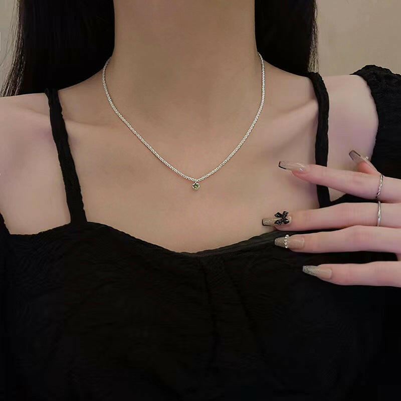 holding the constant s925 sterling silver grandmother green vermiculite sparkling necklace female light luxury high level high level sense of niche collarbone chain