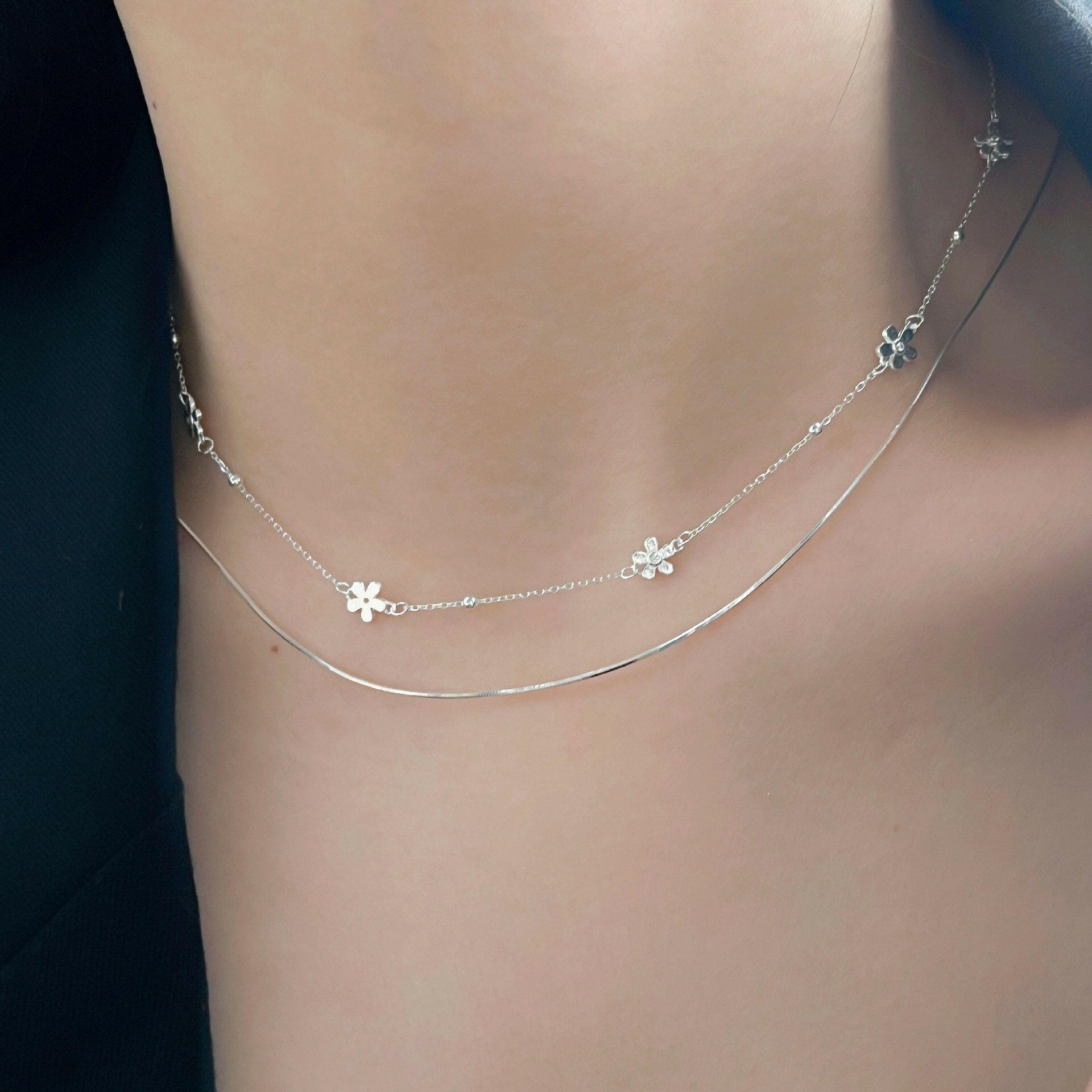 holding s925 sterling silver simple flower necklace female light luxury small senior senior smart variety wearing temperant clavicle chain