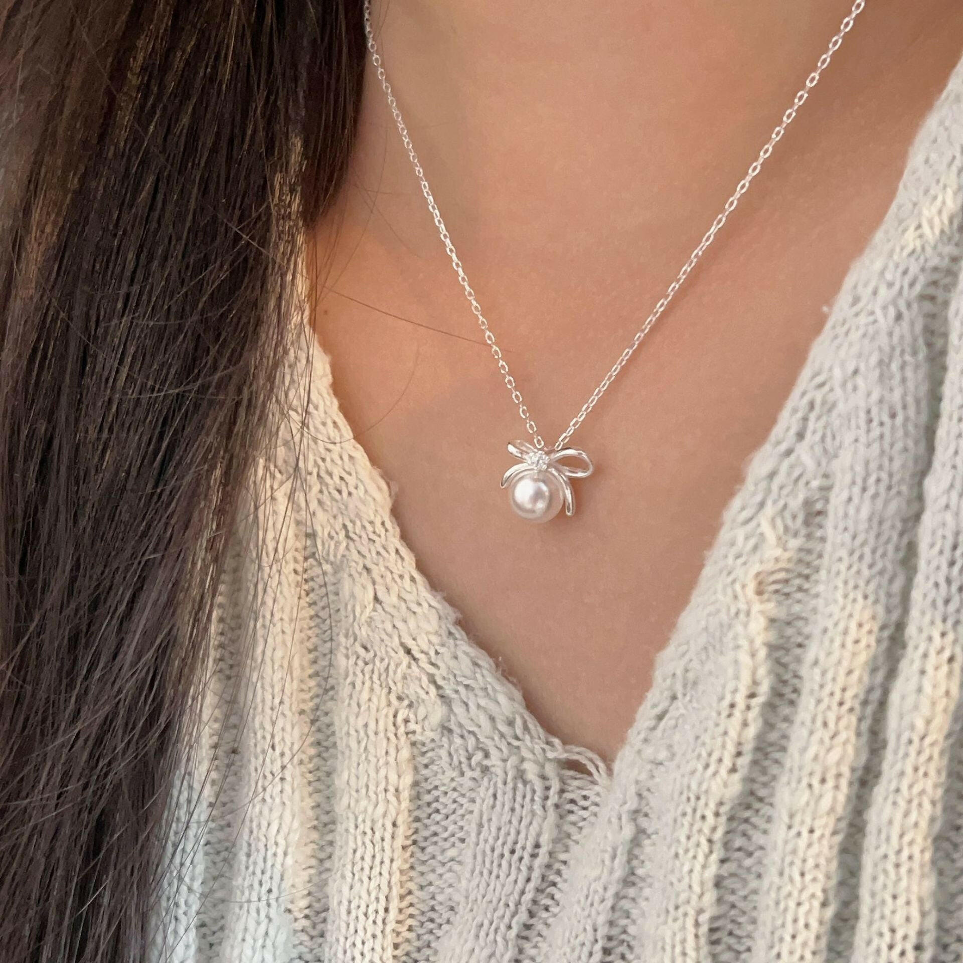 holding hengxin s925 sterling silk bow pearl necklace niche mild luxury fashion quality clasized quality clasized quality classed claolids 2024 korean version new