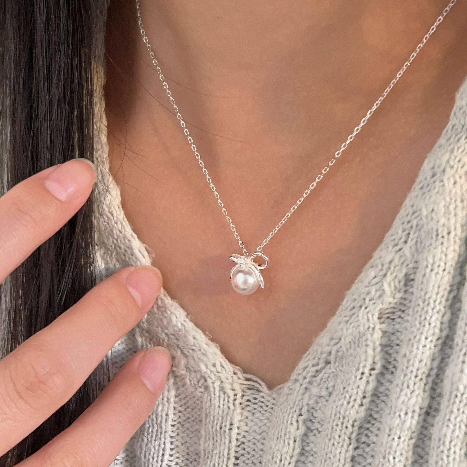holding hengxin s925 sterling silk bow pearl necklace niche mild luxury fashion quality clasized quality clasized quality classed claolids 2024 korean version new