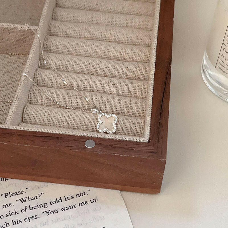 holding hengxin s925 sterling silver artistan full drilling four leaf clover necklace female niche design light luxury high level sensing collarbone neck chain