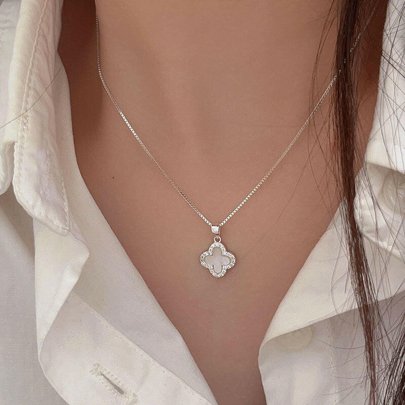 holding hengxin s925 sterling silver artistan full drilling four leaf clover necklace female niche design light luxury high level sensing collarbone neck chain