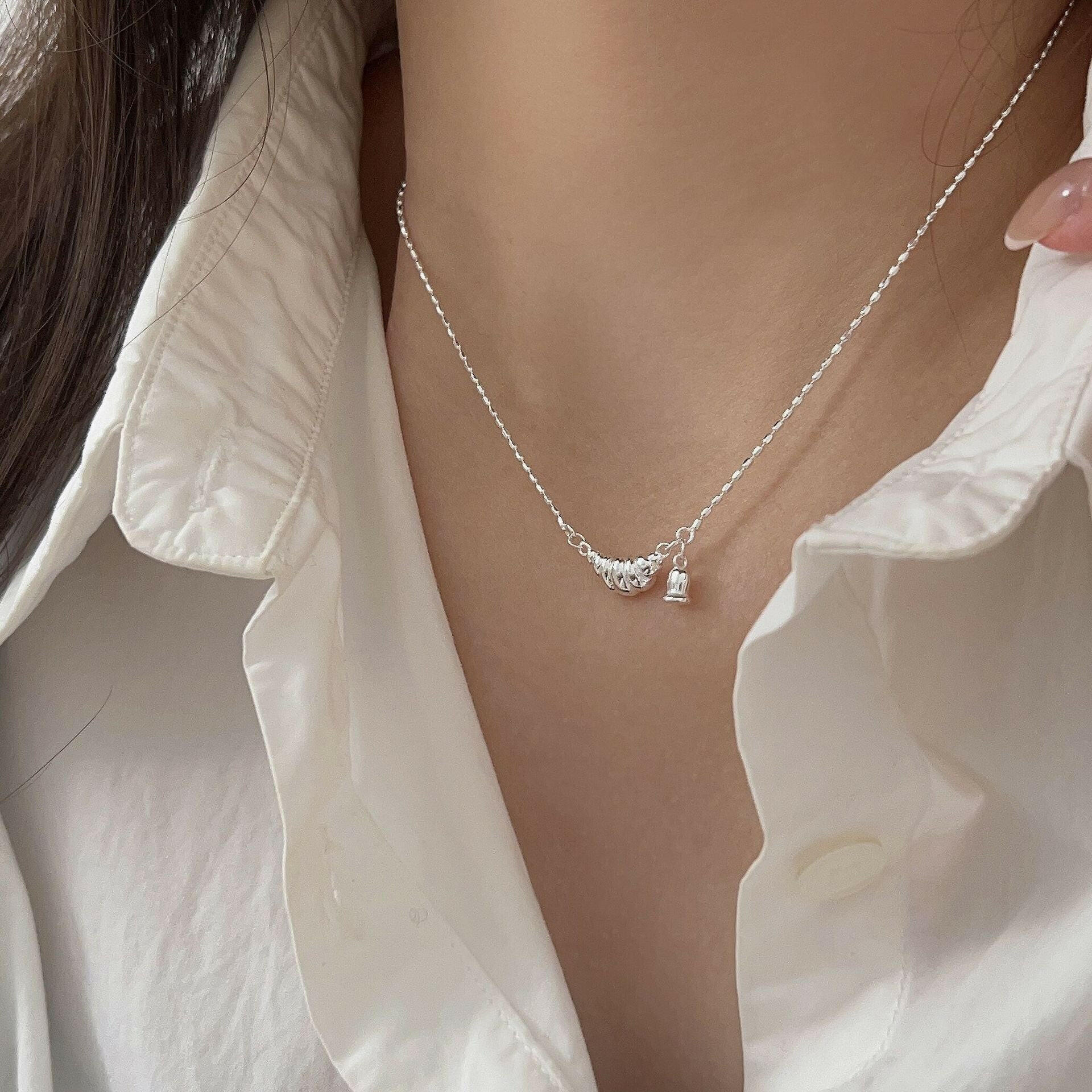 holding hengxin s925 sterling silver light luxury bull horn bag necklace female korean dongdamen new niche temperament high level collarbone chain