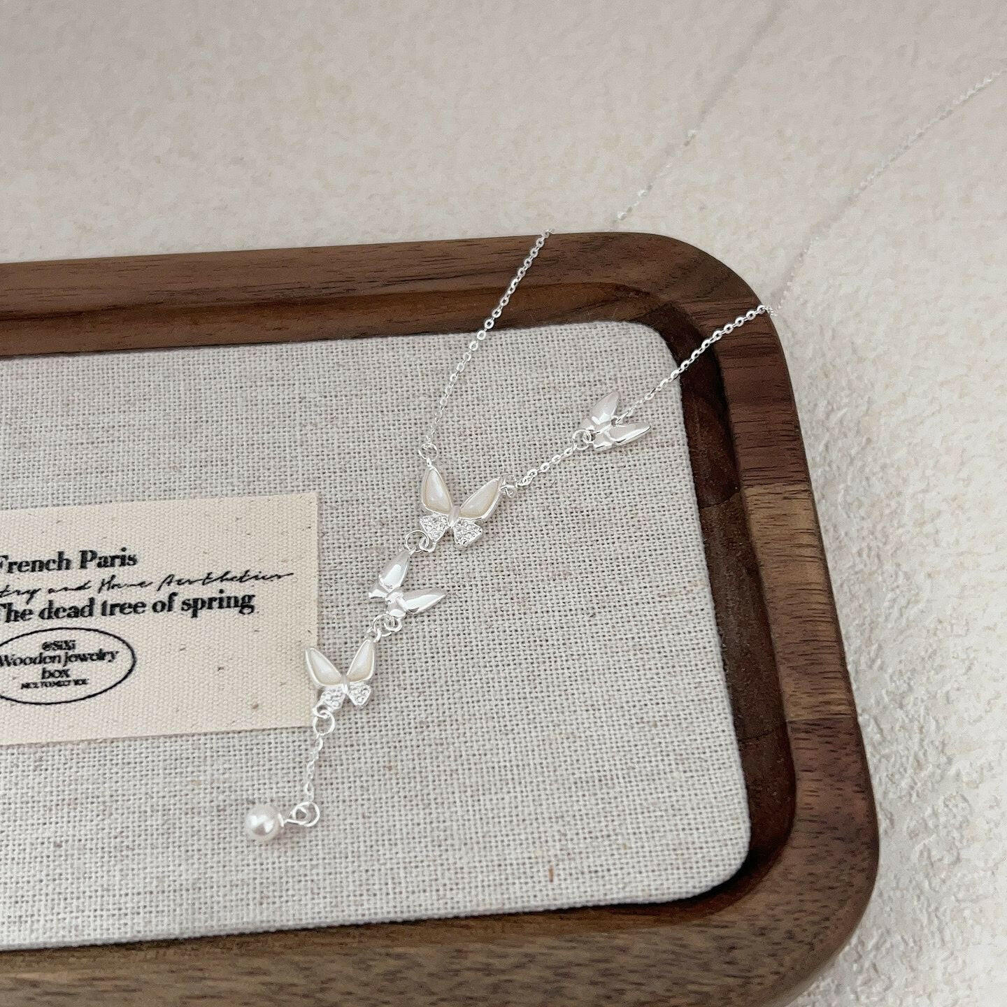 holding hengxin s925 silk to shell butterfly necklace female korea niche design sensory temperature light luxury 2024 selata chain