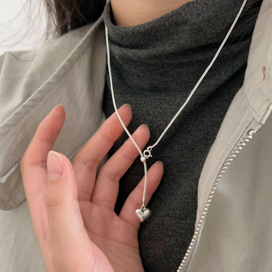 holding the heng s925 sterling silver love stretch necklace female niche design sensor clavicle chain 2024 korean version of the new tide