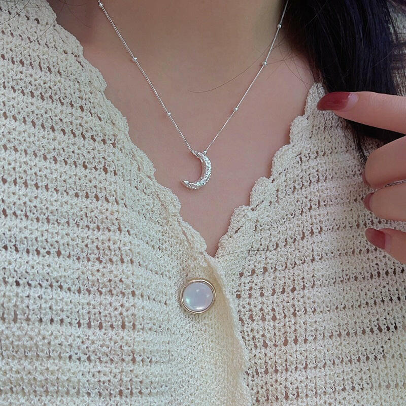 holding hengxin s925 sterling silver physical a sense of moon necklace female korean east gate ins tide cold air crescent clavicle chain