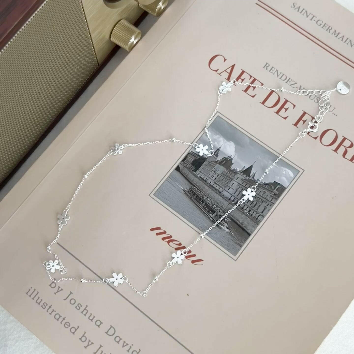 holding s925 sterling silver simple flower necklace female light luxury small senior senior smart variety wearing temperant clavicle chain