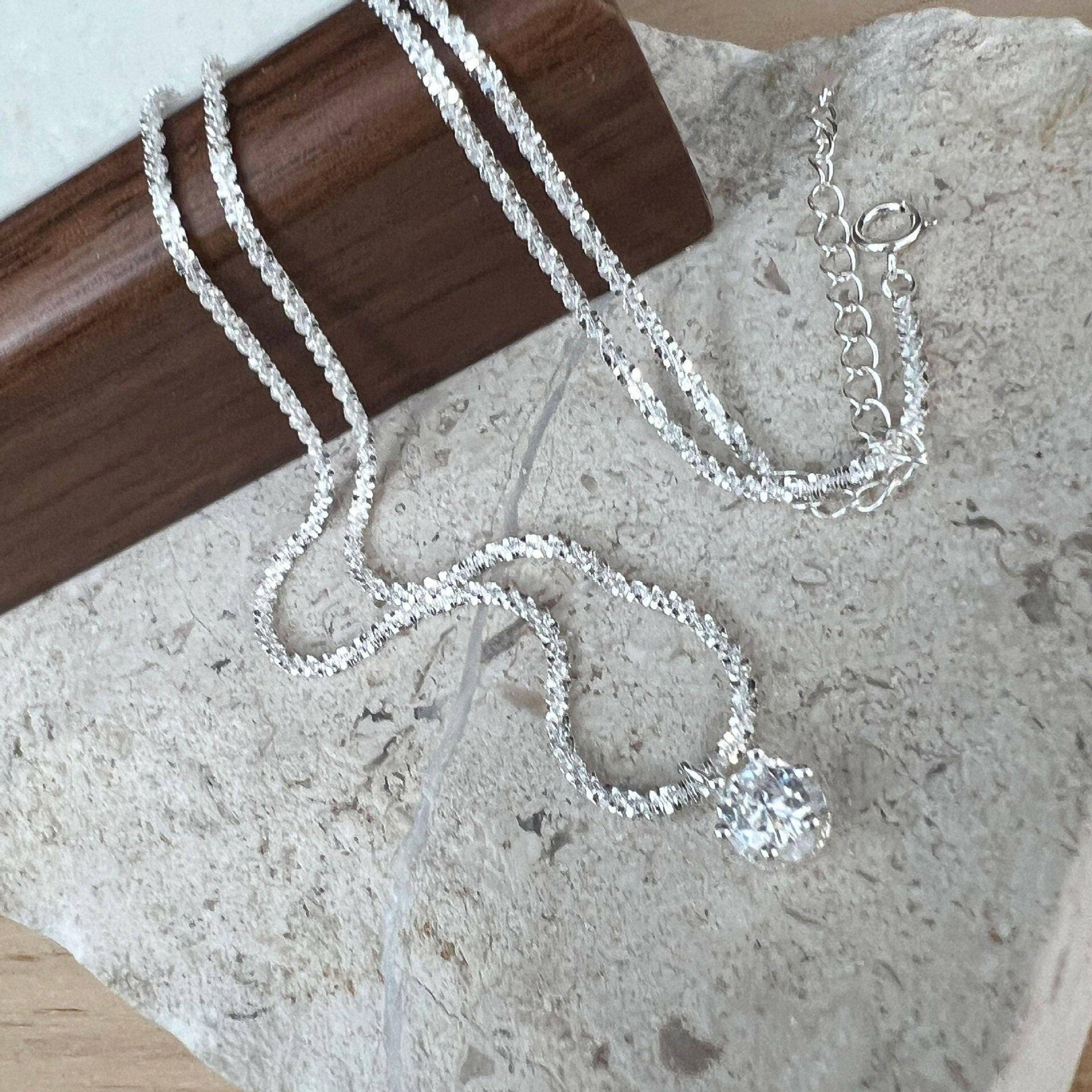 holding the constant s925 sterling silver grandmother green vermiculite sparkling necklace female light luxury high level high level sense of niche collarbone chain