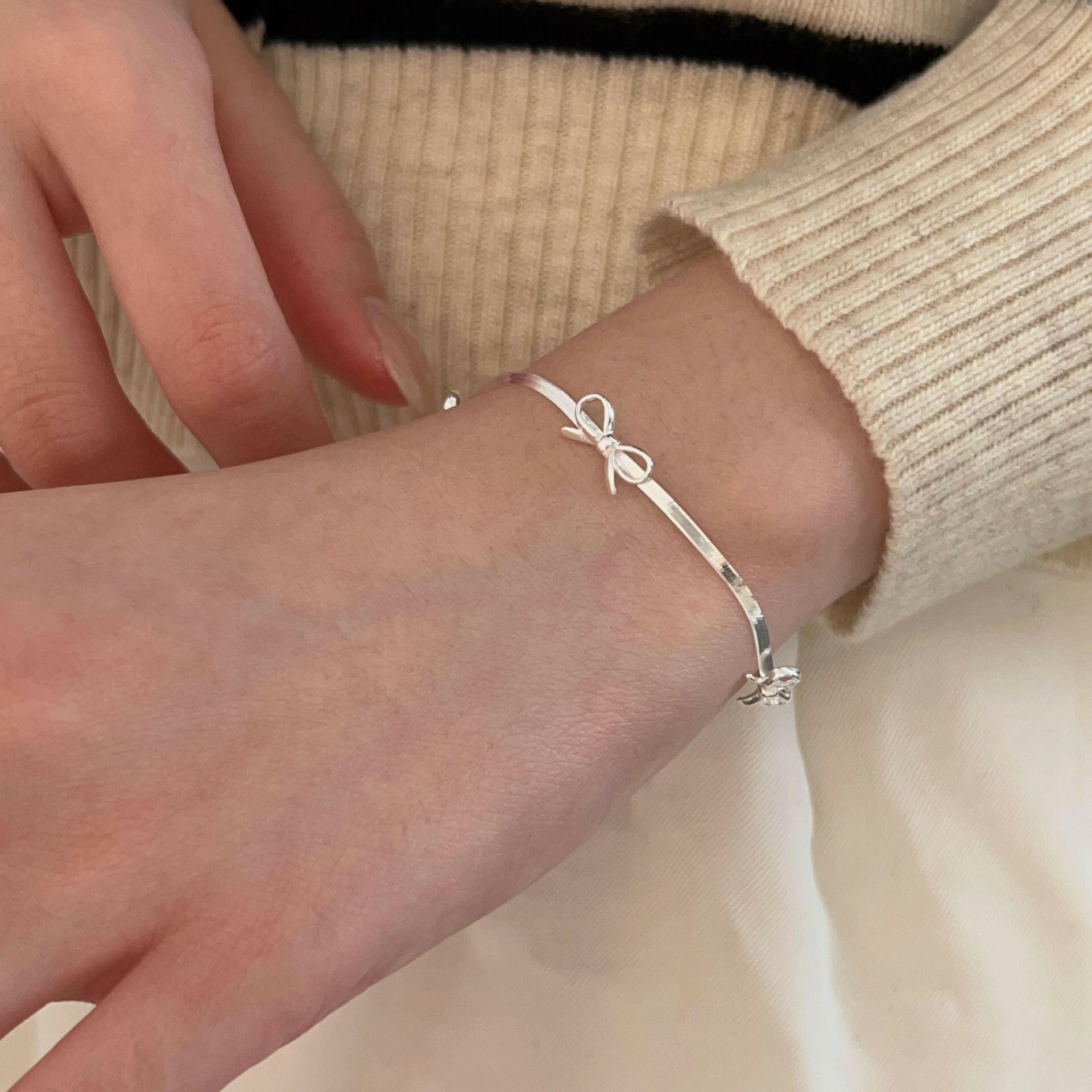 holding hengxin s925 sterling silk bow snake bone chain necklace women 2024 explosion niche senior smart light luxury clasia bone chain