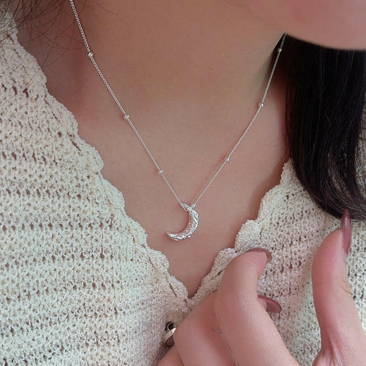 holding hengxin s925 sterling silver physical a sense of moon necklace female korean east gate ins tide cold air crescent clavicle chain