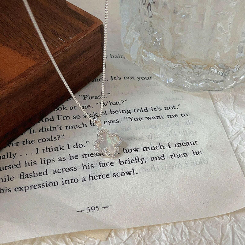 holding hengxin s925 sterling silver artistan full drilling four leaf clover necklace female niche design light luxury high level sensing collarbone neck chain