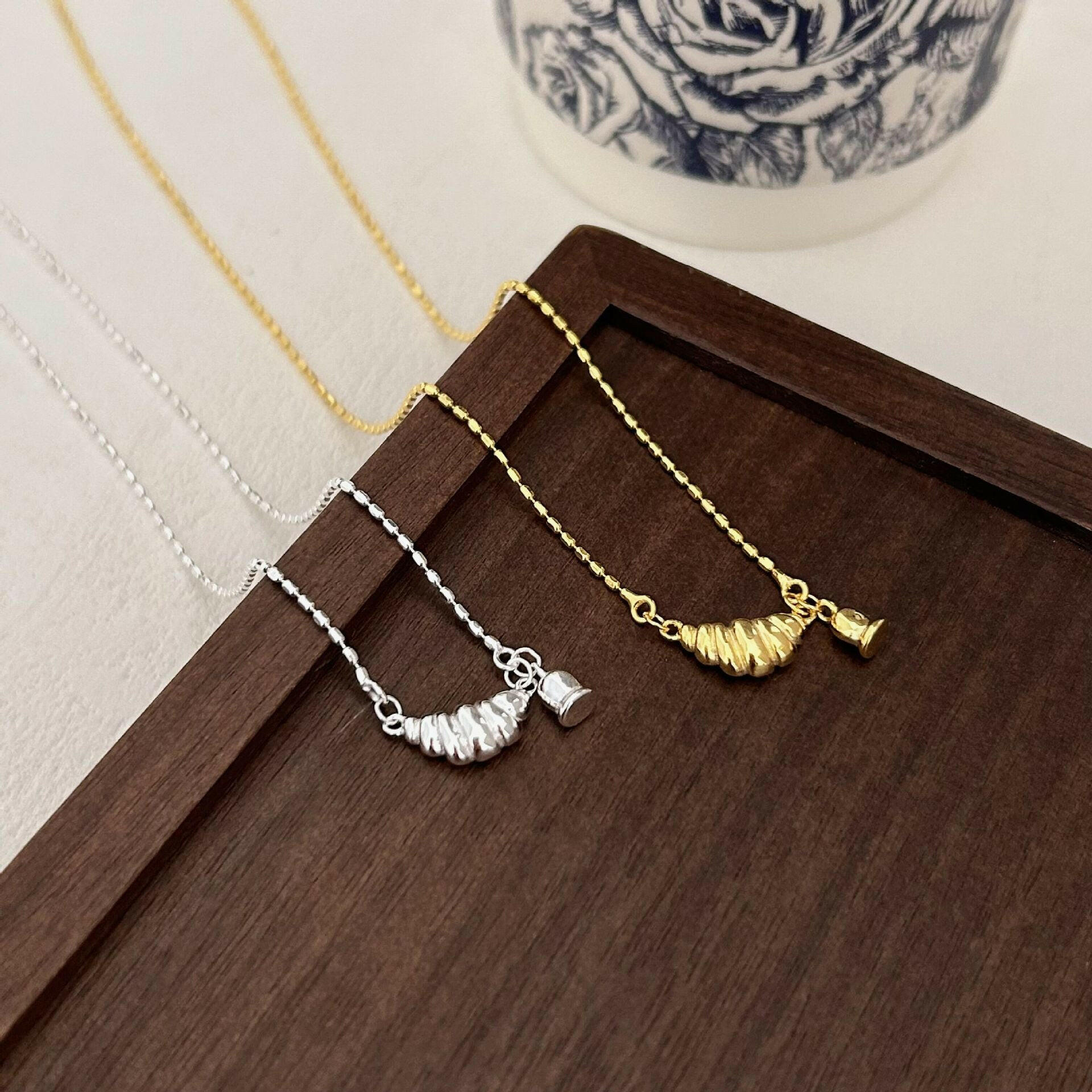 holding hengxin s925 sterling silver light luxury bull horn bag necklace female korean dongdamen new niche temperament high level collarbone chain