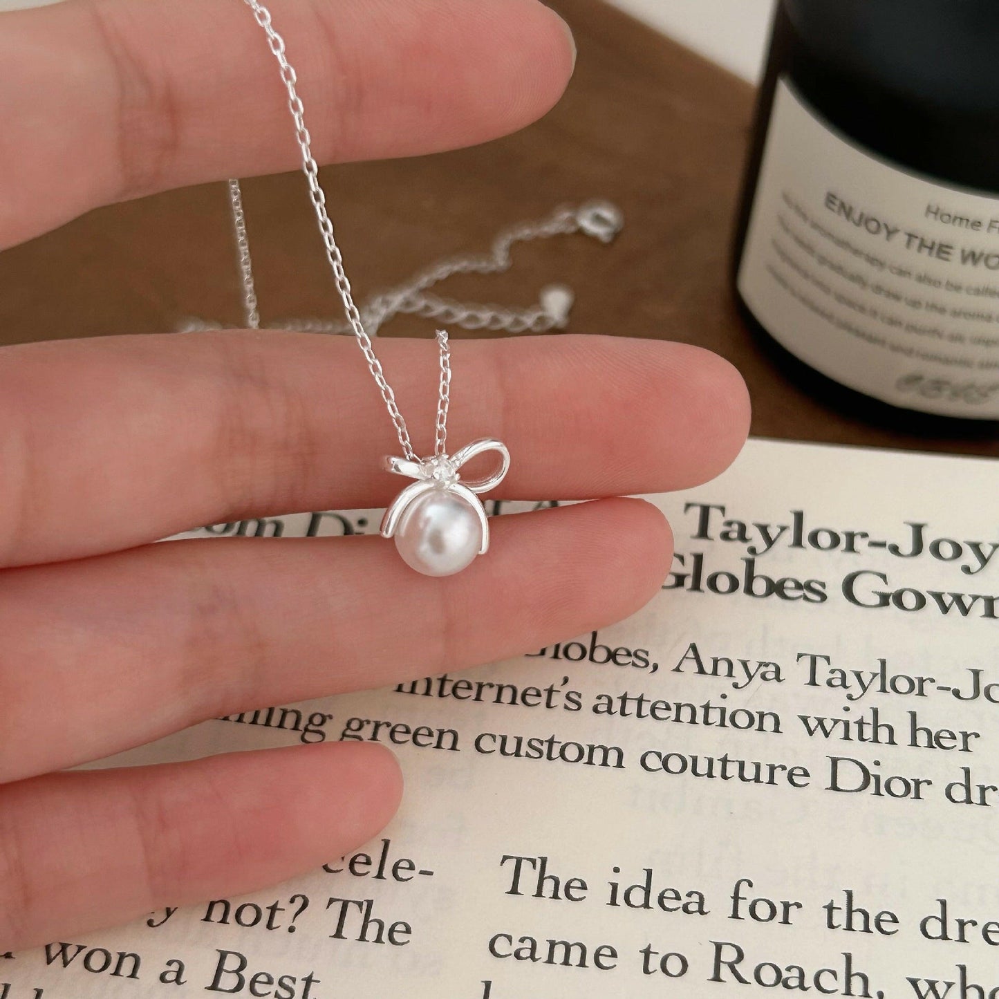 holding hengxin s925 sterling silk bow pearl necklace niche mild luxury fashion quality clasized quality clasized quality classed claolids 2024 korean version new