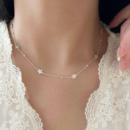 holding s925 sterling silver simple flower necklace female light luxury small senior senior smart variety wearing temperant clavicle chain