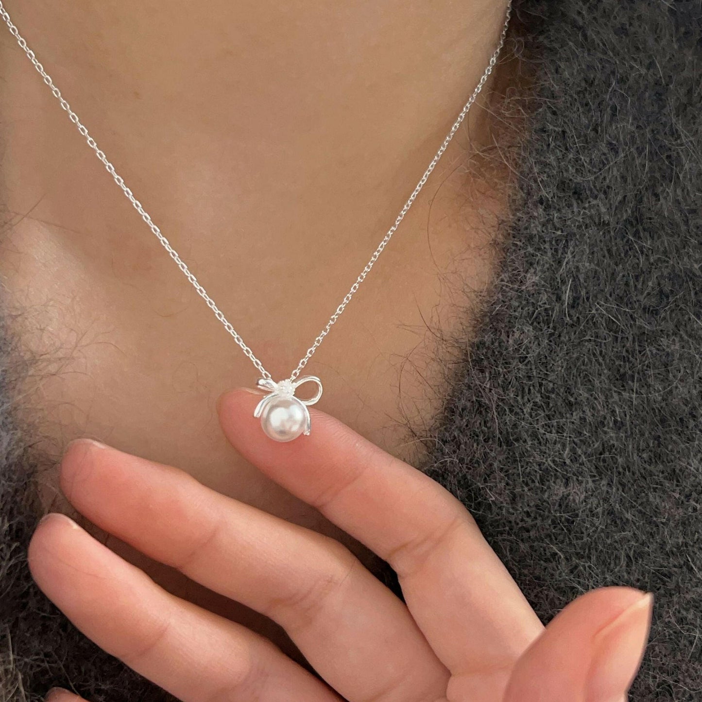 holding hengxin s925 sterling silk bow pearl necklace niche mild luxury fashion quality clasized quality clasized quality classed claolids 2024 korean version new