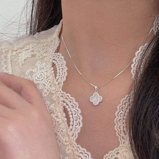 holding hengxin s925 sterling silver artistan full drilling four leaf clover necklace female niche design light luxury high level sensing collarbone neck chain