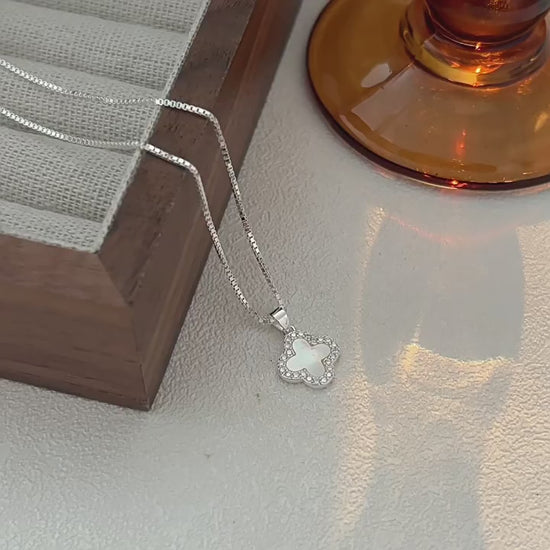 holding hengxin s925 sterling silver artistan full drilling four leaf clover necklace female niche design light luxury high level sensing collarbone neck chain