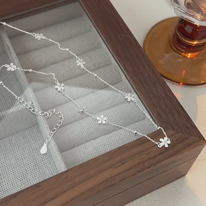 holding s925 sterling silver simple flower necklace female light luxury small senior senior smart variety wearing temperant clavicle chain